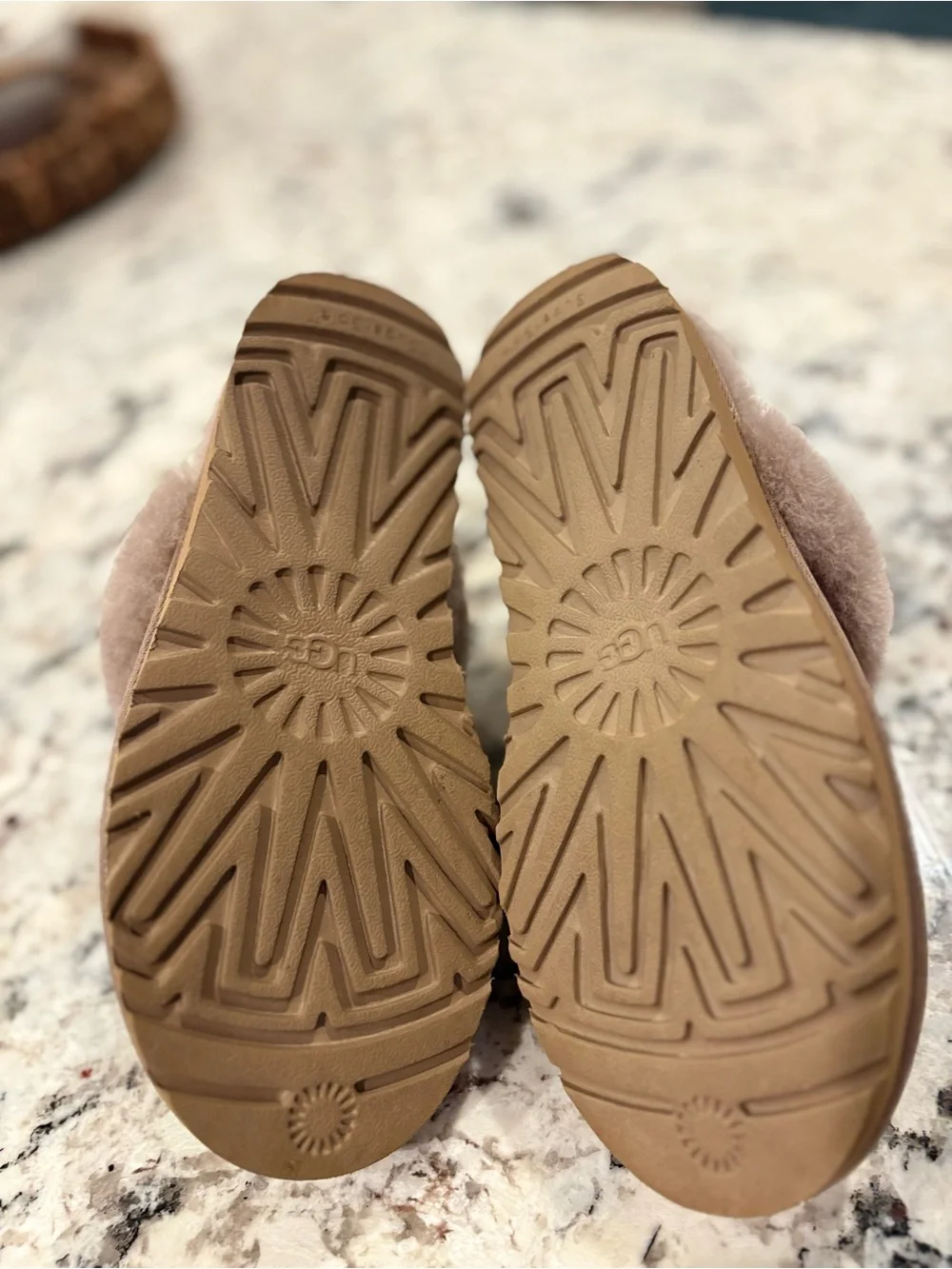 UGG Cozy Slippers Women’s Size 5 Tan Shearling Lined Slip On Slippers - Picture 6 of 9